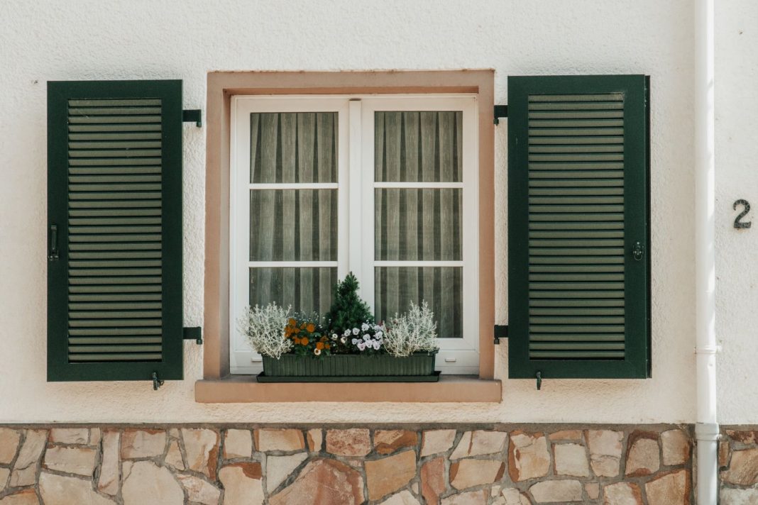 Además de por el frío, hay razones de peso para no dormir con la ventana abierta