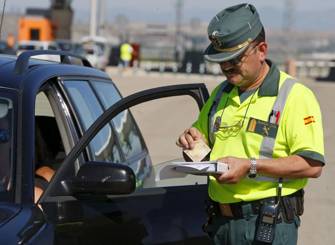 Dar información del tráfico con gestos a otros conductores