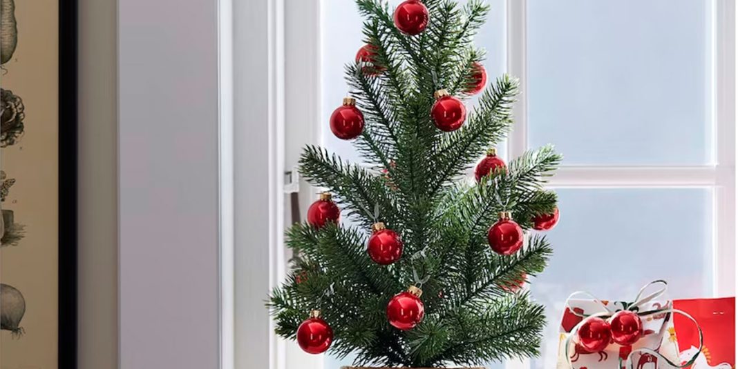 Puedes montar un árbol de Navidad con una escoba de 12 euros de IKEA