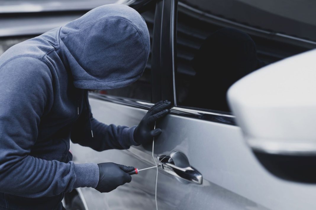 Así funciona el truco de la botella para robar tu coche