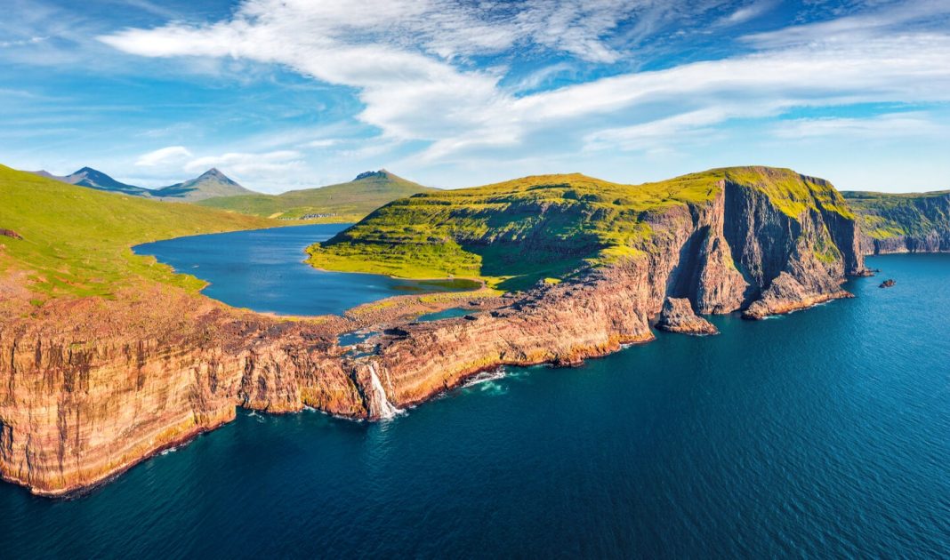 El lago que flota sobre el mar es uno de los lugares más curiosos y mentirosos del mundo