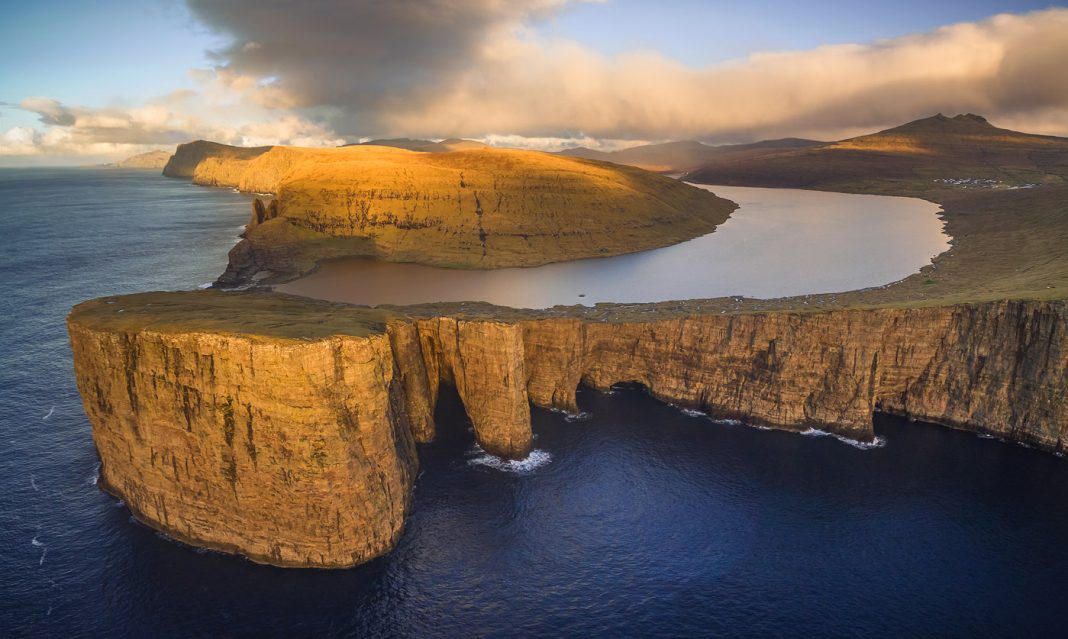 El lago que flota sobre el mar es uno de los lugares más curiosos y mentirosos del mundo