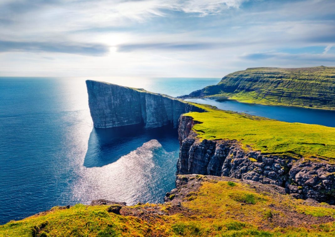 El lago que flota sobre el mar es uno de los lugares más curiosos y mentirosos del mundo