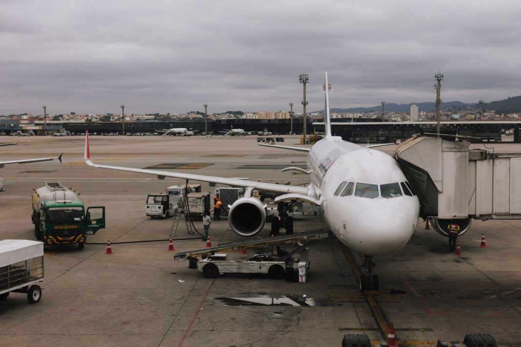 Te piden que no contamines, pero un avión gasta esta ingenta cantidad de combustible en un solo viaje