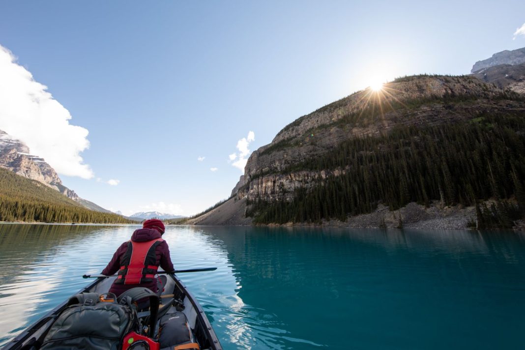 El lago que flota sobre el mar es uno de los lugares más curiosos y mentirosos del mundo