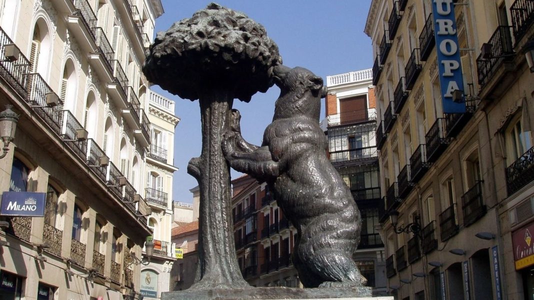 La historia desconocida de la estatua del oso y el madroño, símbolo de Madrid