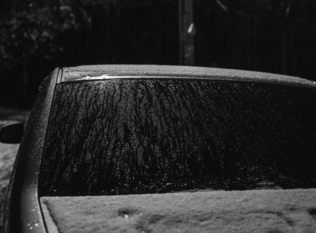 El truco del calcetín para tu coche que te cambiará la vida en invierno