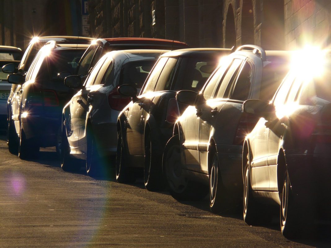 El sencillo truco para aparcar bien y evitar golpes y roces en el coche