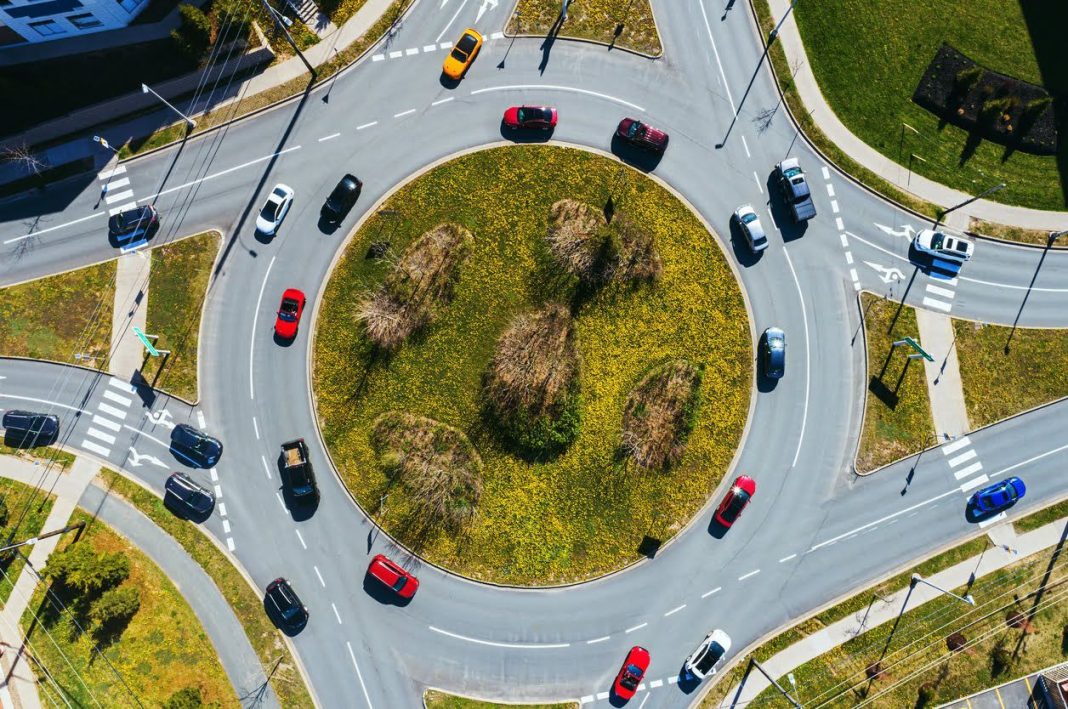 La pregunta del millón: ¿Está permitido salir de la glorieta desde los carriles interiores?