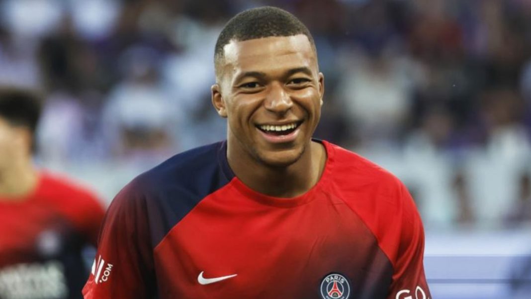 Mbappé podría probar en la banda derecha