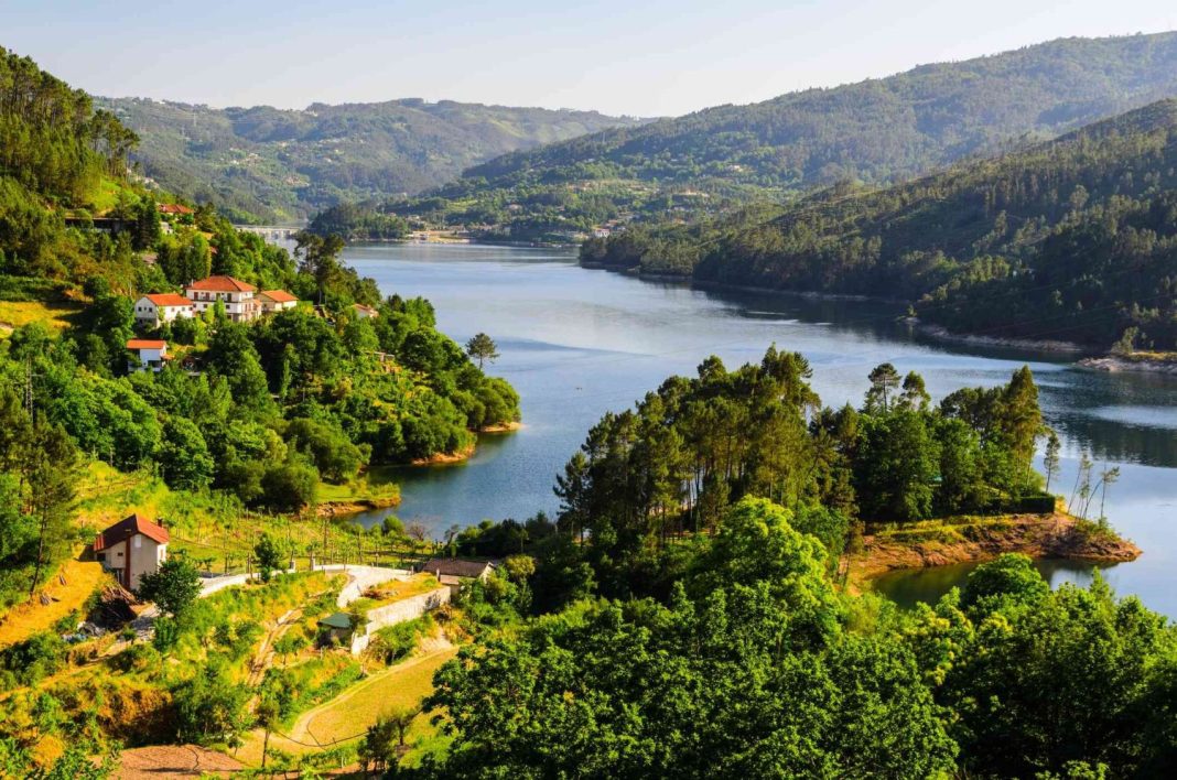 Paisajes montañosos y parques naturales en el norte de Portugal