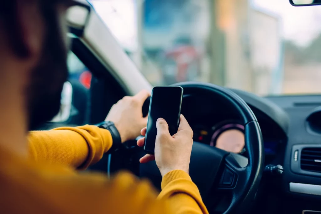 La Dgt Multa Duramente Esto Que Hacen 1 De Cada 3 Jóvenes Conductores