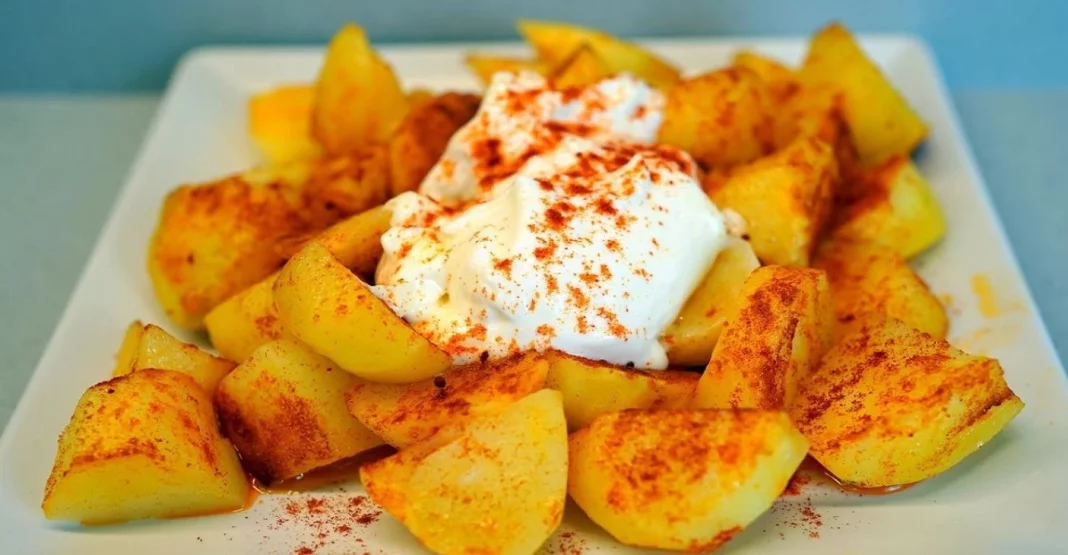 Patatas bravas al horno con sofrito picante y alioli, una vuelta de tuerca deliciosa