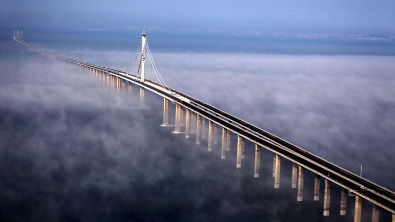 ¿Te imaginas un puente de Alicante a Ibiza? Eso es lo que mide el más largo del mundo