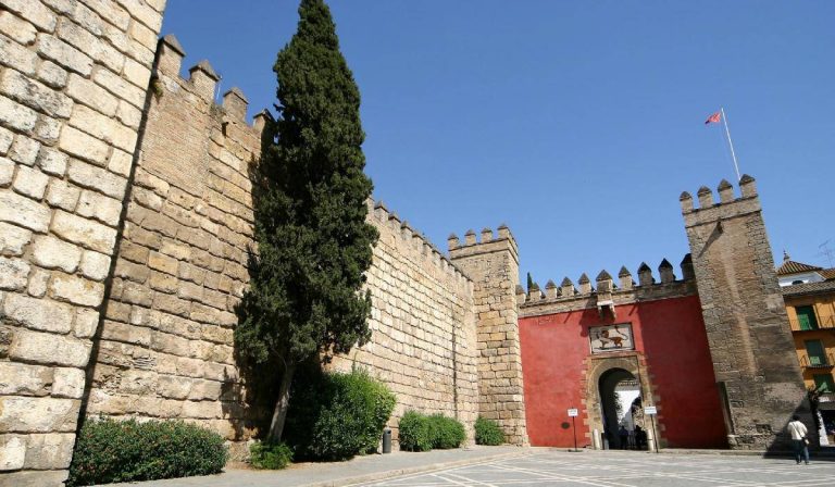 Secretos del Alcázar de Sevilla: Aventura y leyenda tras la Puerta del León