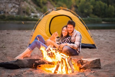 118103893 Gente Turismo De Verano Y Concepto De Naturaleza Pareja Cerca Del Fuego Del Campamento