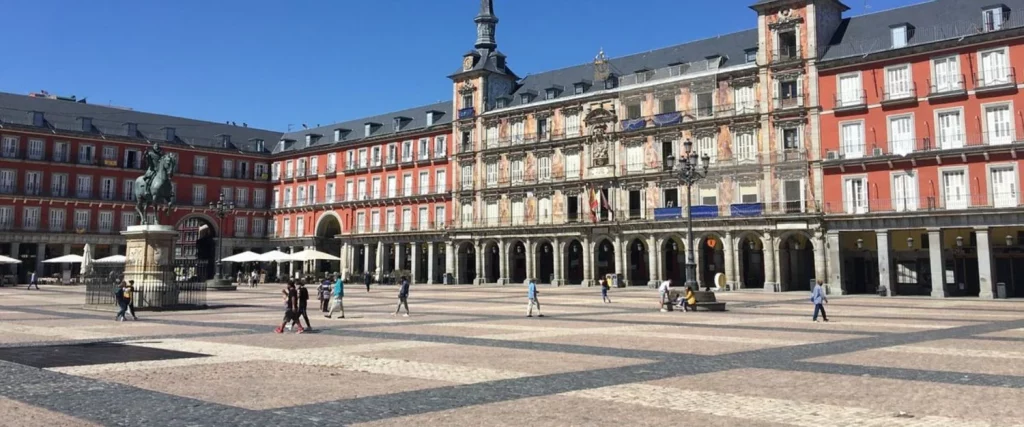 La Plaza Mayor: El Sitio De Madrid Por Excelencia