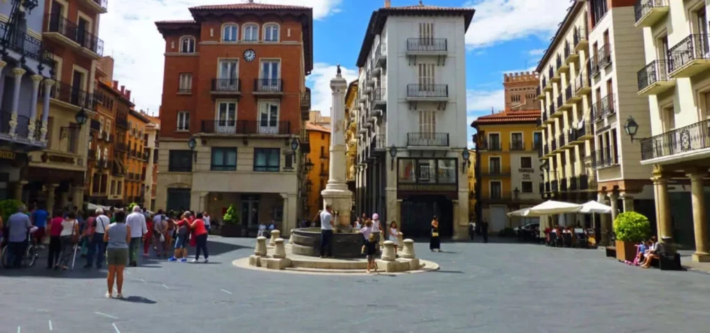 La Plaza Del Torico Y Todo Su Encanto Adornan Teruel
