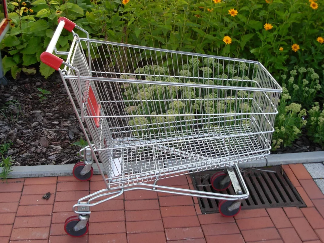 El carrito de supermercado perdido: un símbolo de la indiferencia ciudadana