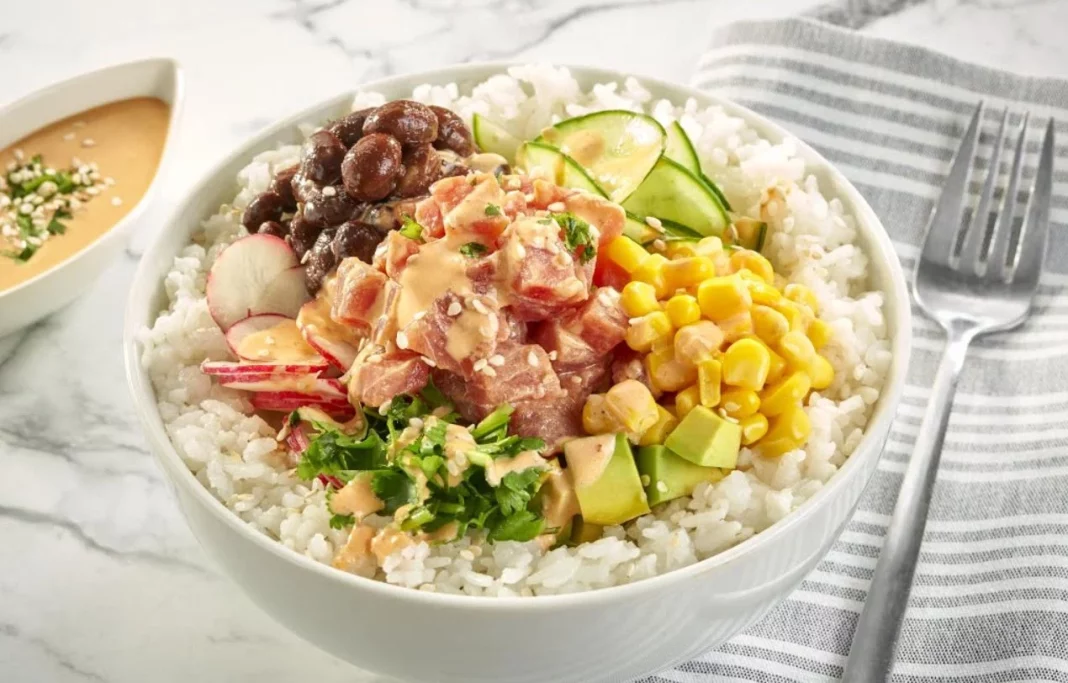 Este poke de arroz y atún es el más rico que vas a probar sin salir de casa