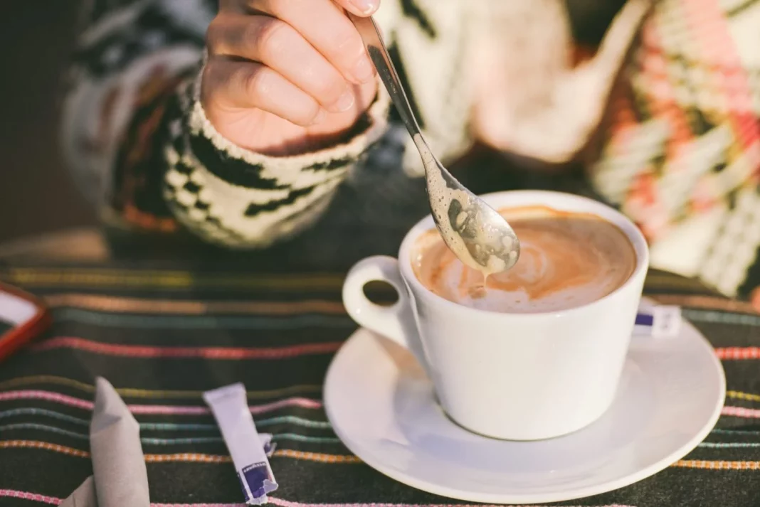 Por qué el café se sirve en un plato si viene en taza