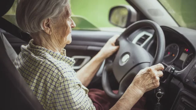 Paso A Paso: Cómo Renovar Tu Carnet De Conducir Si Tienes Más De 65 Años