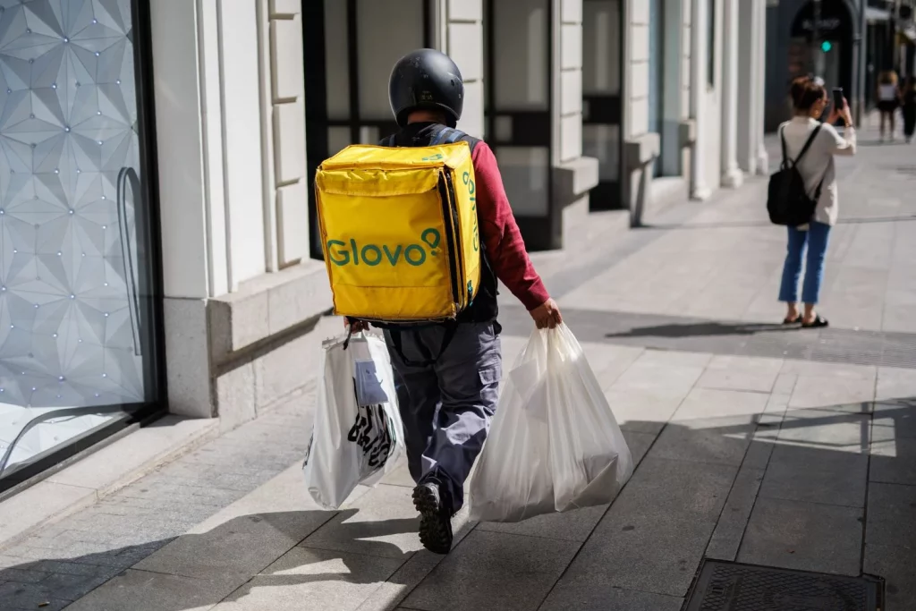 Europapress 4696818 Repartidor Glovo Bolsas Camina Calle Centro Madrid 21 Septiembre 2022