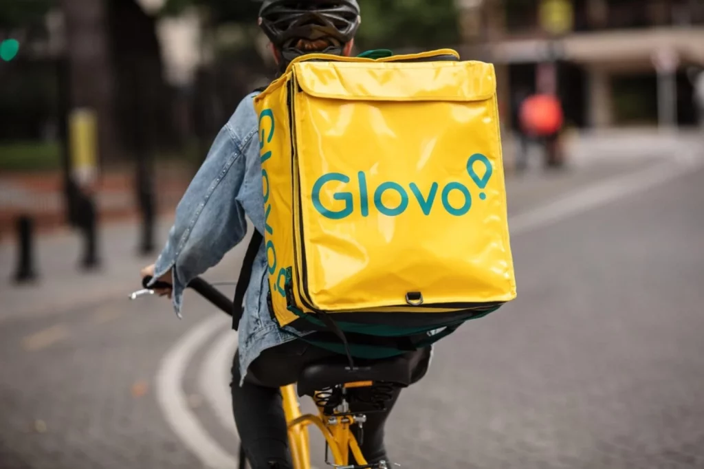 Los Repartidores De Glovo O De Uber Eats Siguen Escondiéndose Detrás De Mochilas De Otras Marcas, Pero Ahora Buscan Más Variedad