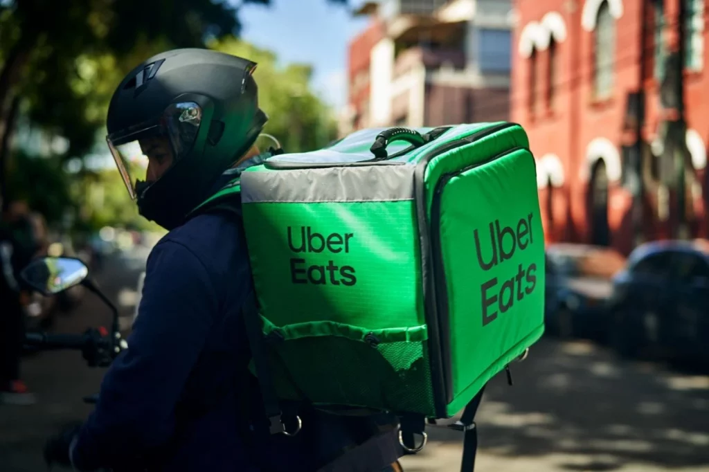 Europapress 5483785 Repartidor Uber Eats Moto 4