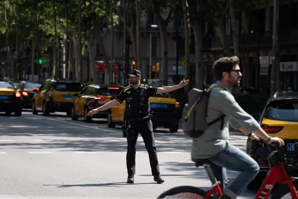 Europapress 5992044 Policia Movilidad Regula Trafico Mientras Tiene Lugar Marcha Lenta Taxis