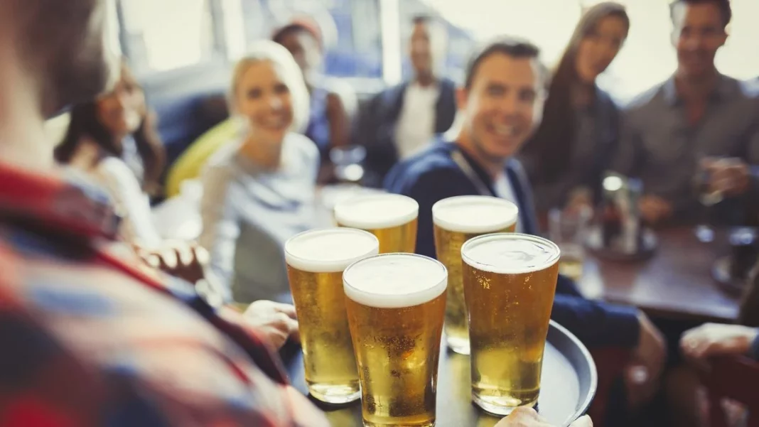 La estrategia del cubo: más cerveza por el mismo precio