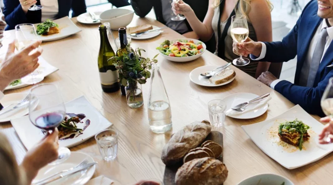 ¿Quién debe comerse la última croqueta de la mesa? Una experta en protocolo da la respuesta