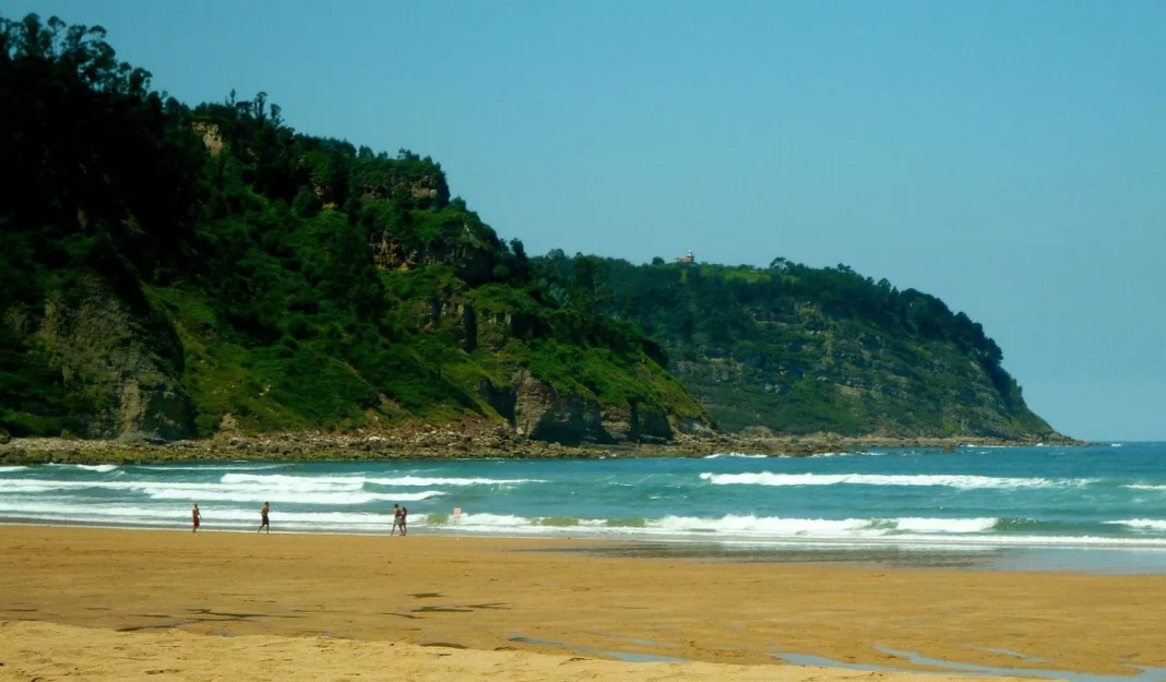 Playa de Rodiles, Asturias: joya oculta en el principado