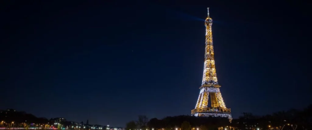 La Torre Eiffel: De Lugar Único Y Hermoso A Perturbador