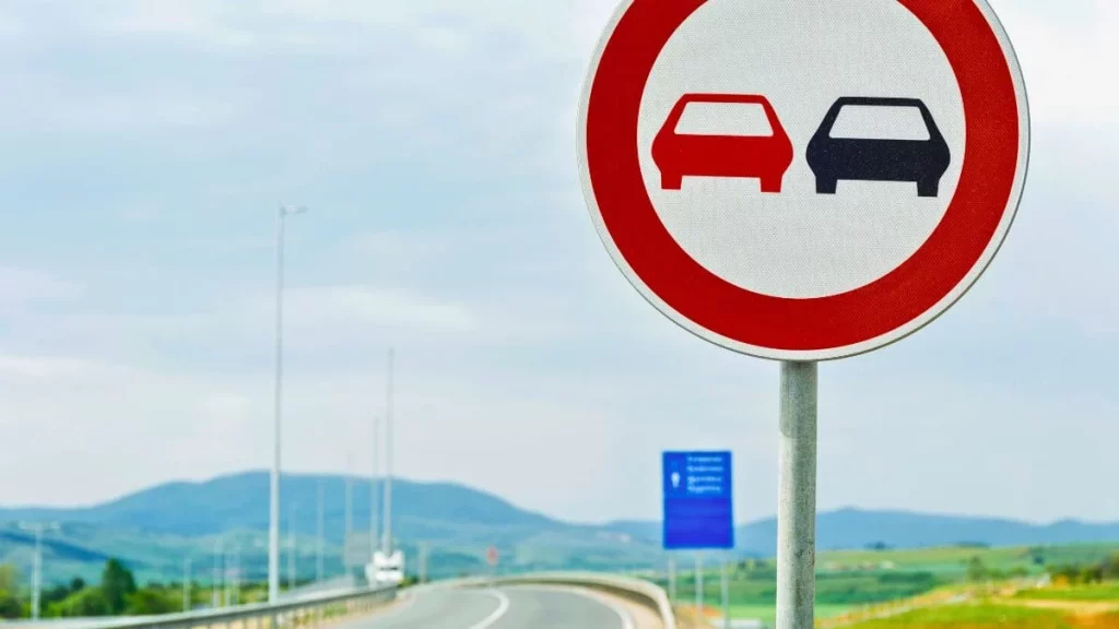 La Dgt Aclara Si Se Puede Adelantar A Dos Coches A La Vez En Carretera De Doble Sentido