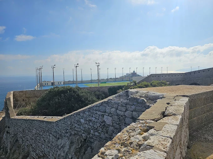 Campo De Fútbol Con Vista Al Mediterráneo.