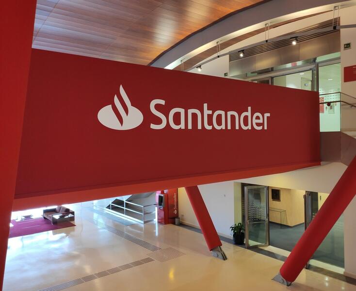 Venta del 15% de Aktua Soluciones Financieras Holding por Banco Santander