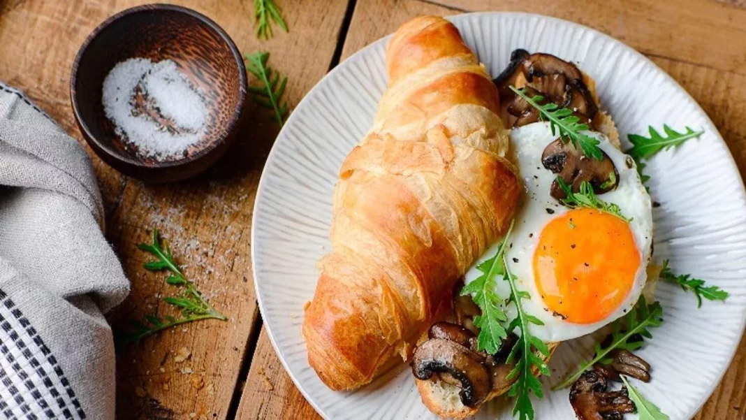 Croissant relleno de huevo y champiñones