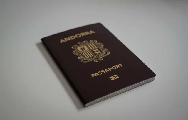 Este Pasaporte Lo Llevan Muchos En España, Pero Se Piensan Que Es De Mentira En Otros Países