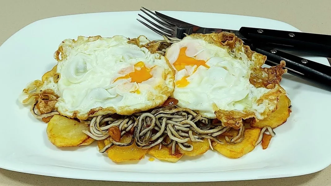 Huevos fritos con gulas y puerro