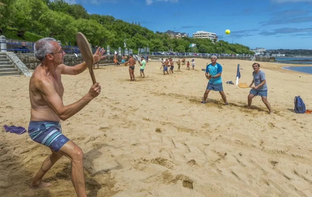 ¿Por qué está prohibido jugar a las palas en la playa?