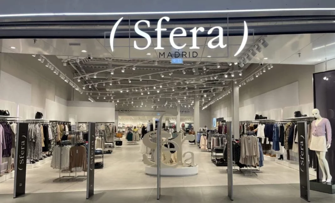 Los pantalones blancos de Sfera se imponen esta temporada para un look fresco y elegante cuando quieras