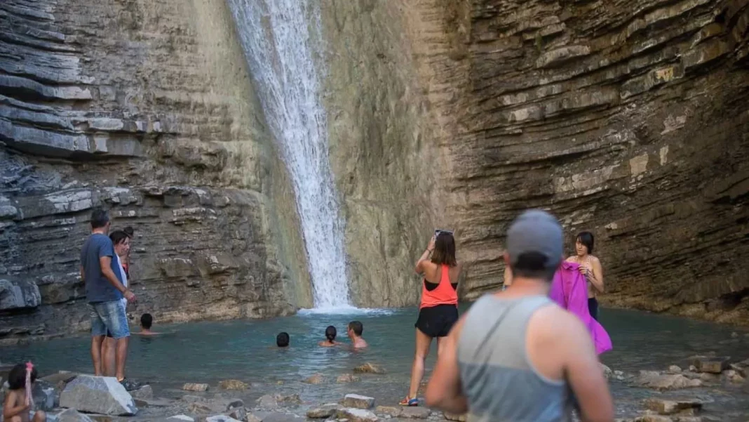 Una cascada de ensueño con piscina natural