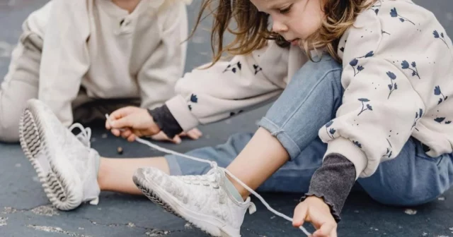 3 Métodos Divertidos Y Eficaces Para Enseñar A Los Niños A Atarse Los Cordones