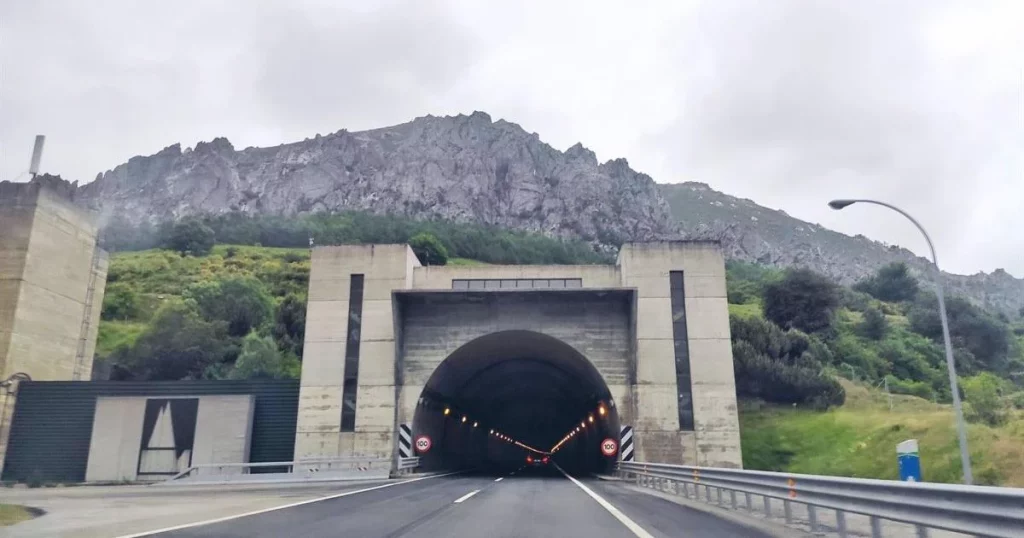 Túnel Del Negrón, En España.