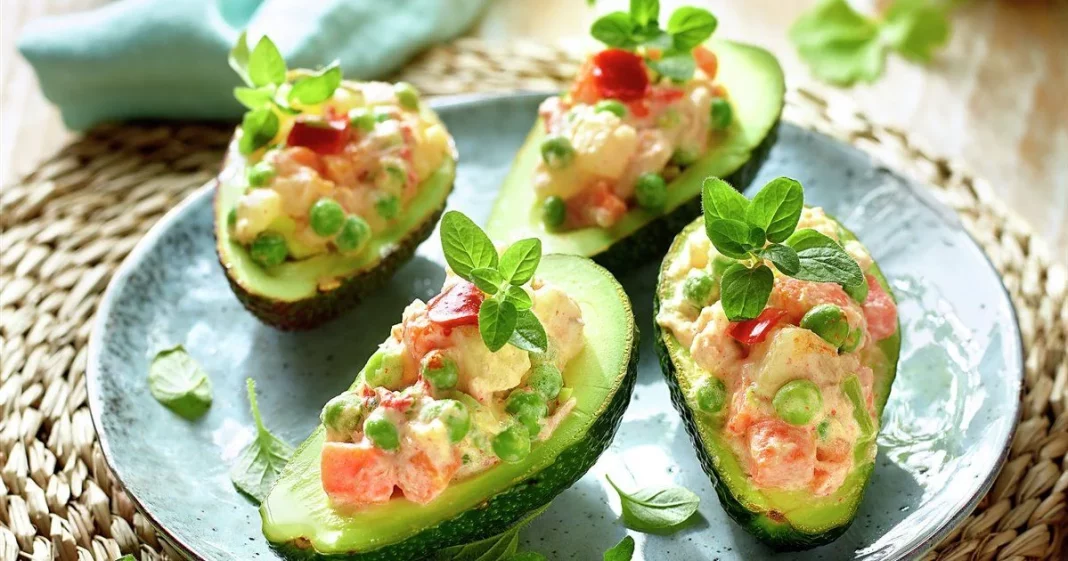 Aguacate relleno de ensaladilla con mango