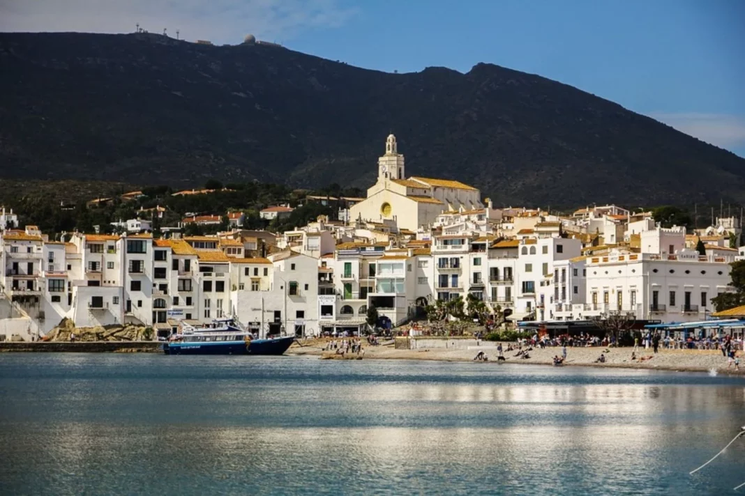 Cadaqués: el encanto de un pueblo blanco junto al mar