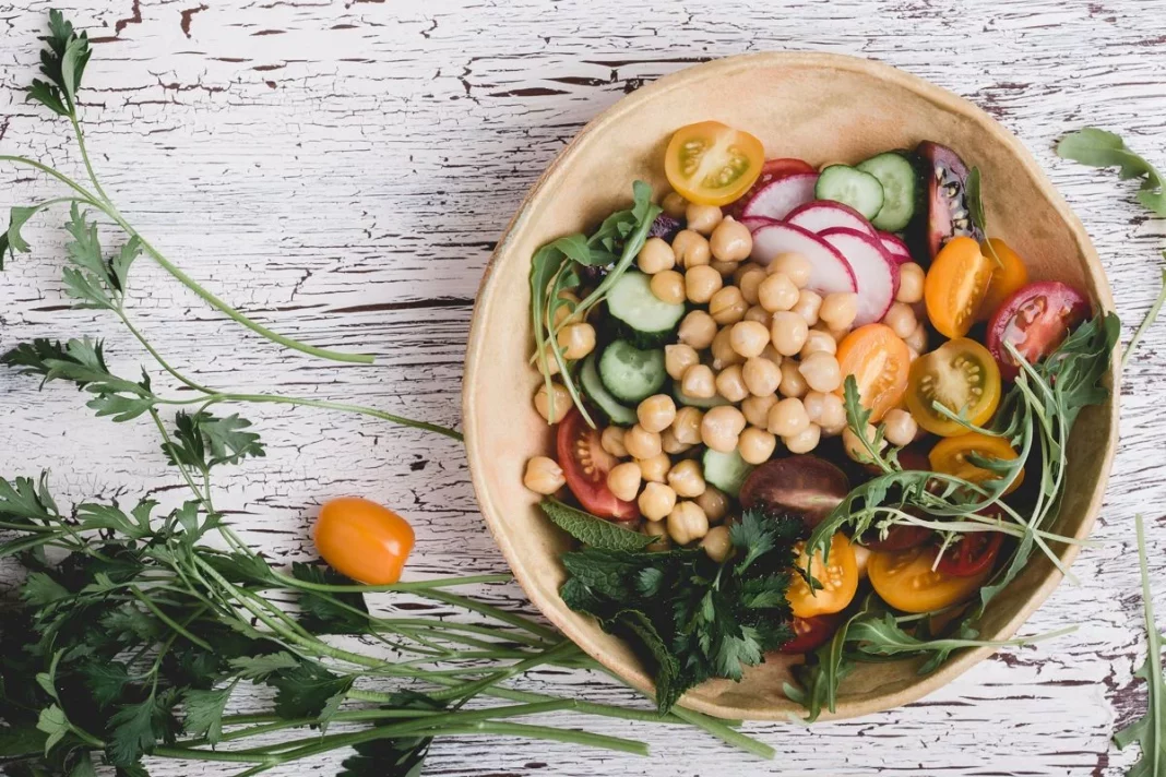 Ensalada de legumbres fresca y crujiente