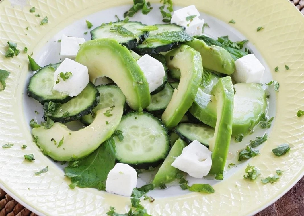 Ensalada de pepino y aguacate