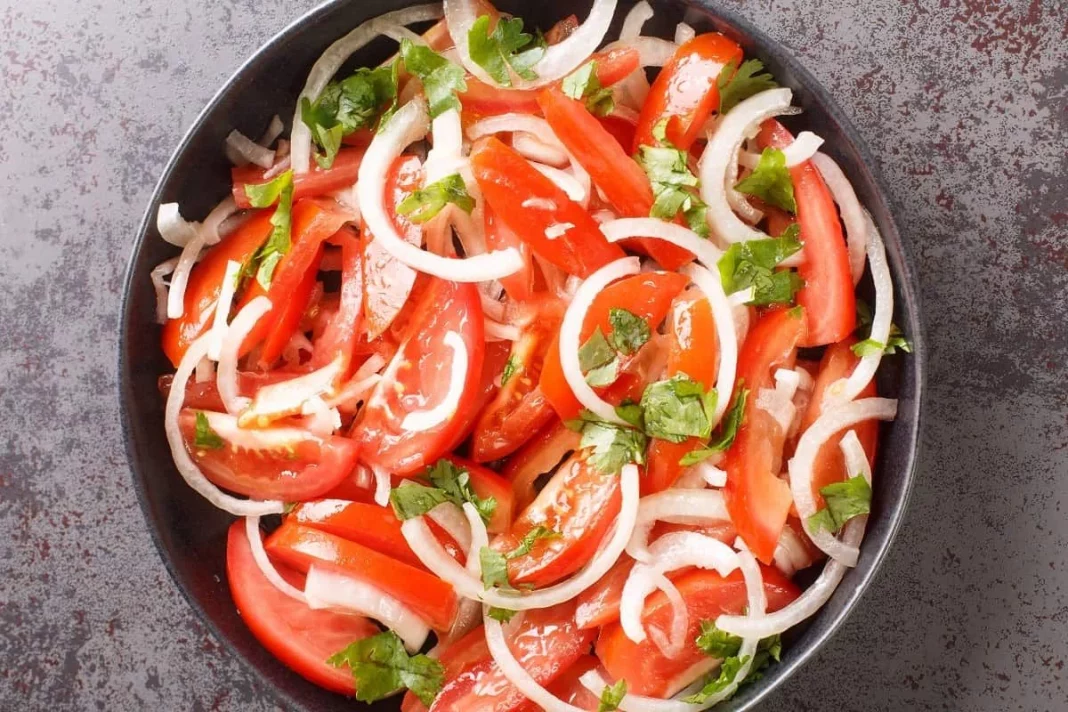 Ensalada de tomate y cebolla